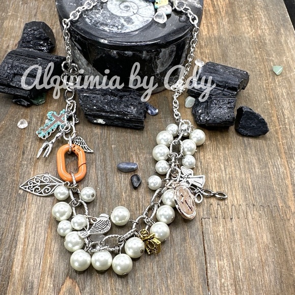 Chunky chains layered pearls charms necklace - Picture 4 of 6